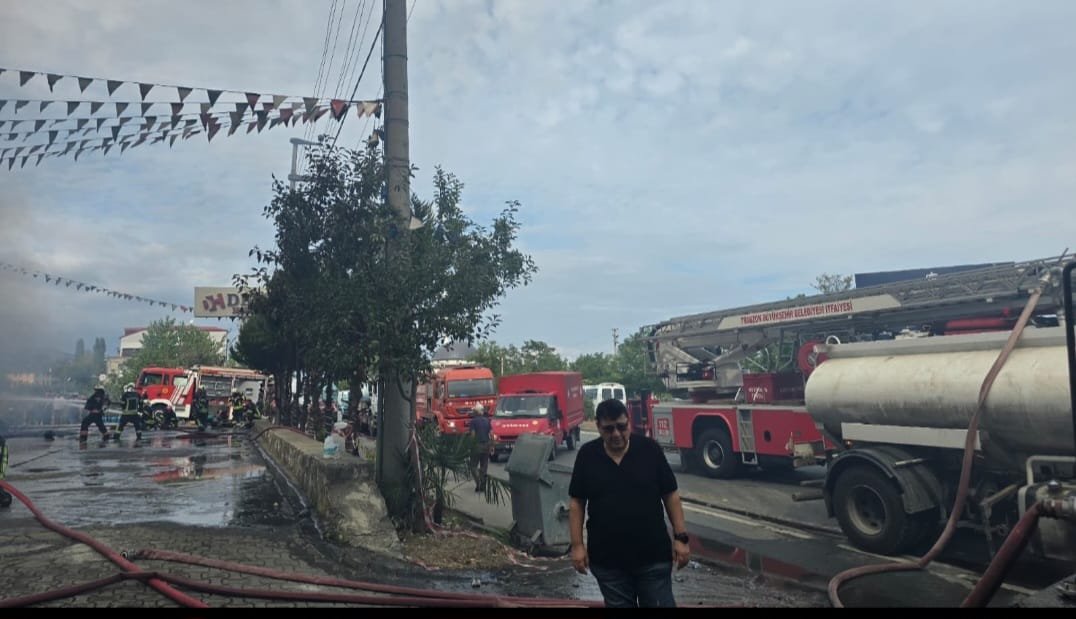 TRABZON’DA AVM’DE ÇIKAN YANGIN KONTROL ALTINA ALINDI