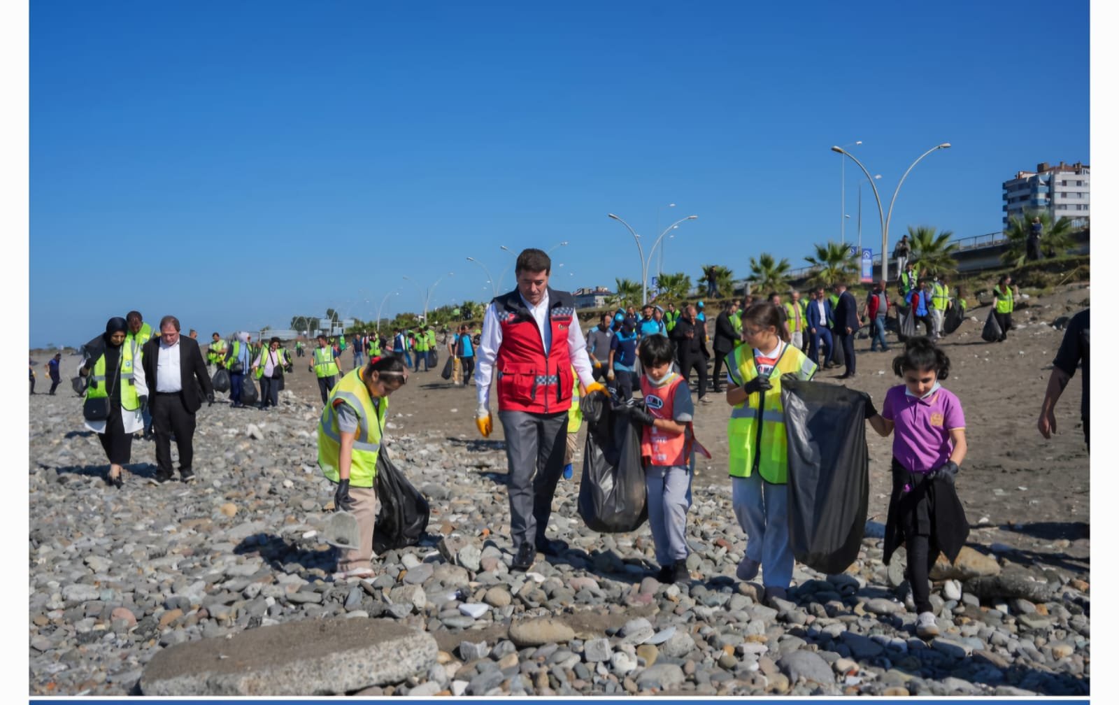 ORTAHİSAR BELEDİYE BAŞKANI KAYA, ÇOCUKLARLA EL ELE ÇÖP TOPLADI