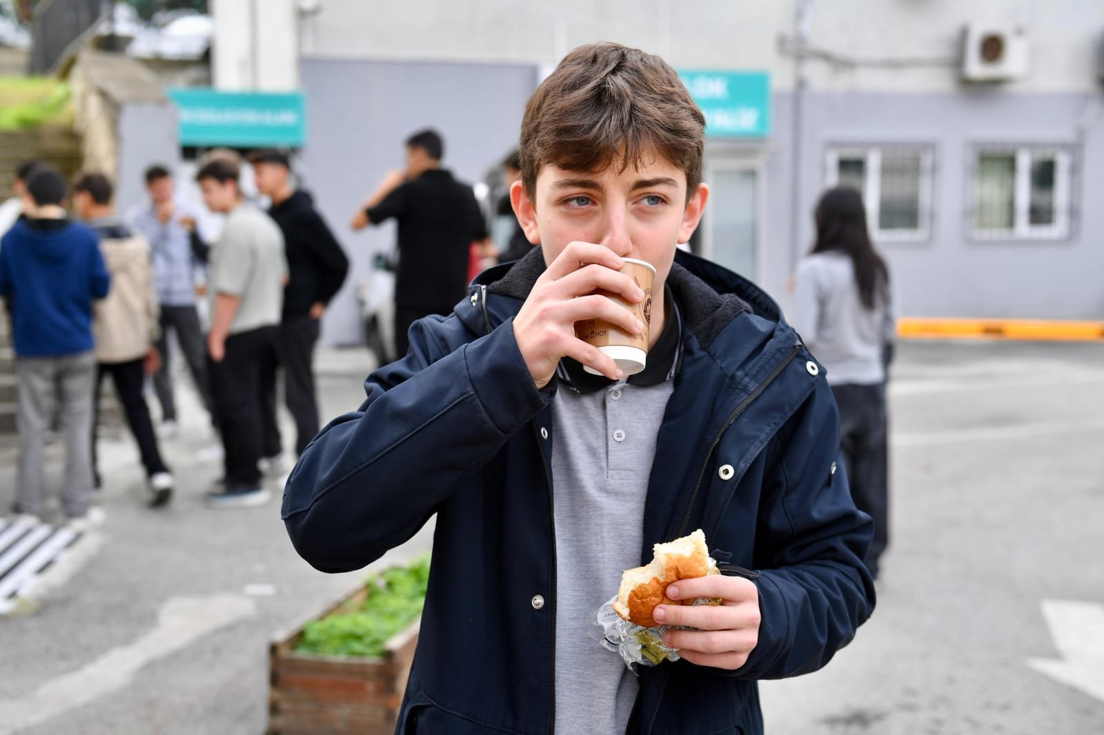 KENT ÇEŞMELERİNDEN ÖĞRENCİLERE SIÇIK ÇORBA