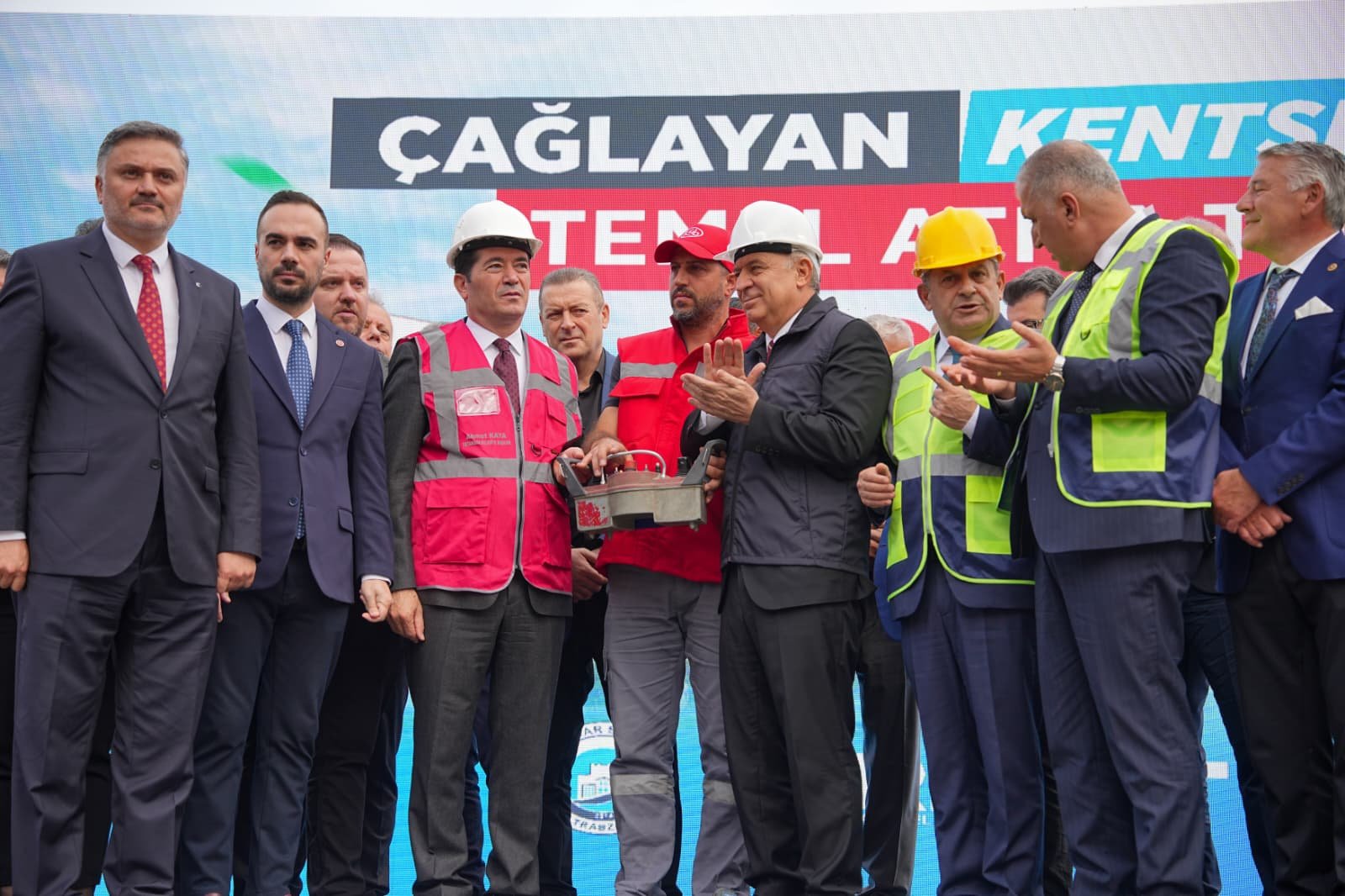 ÇAĞLAYAN’DA TARİHİ GÜN… ÇAĞLAYAN KENTSEL DÖNÜŞÜM PROJESİ’NİN TEMELİ ATILDI BAŞKAN KAYA: “YÜZÜMÜZÜN AKIYLA BU PROJEYİ HAYATA GEÇİRİYORUZ”