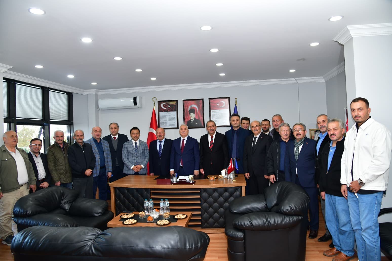 VALİ AZİZ YILDIRIM AKÇAABAT ESNAF ve SANATKÂLAR ODASI’NI ZİYARET ETTİ.