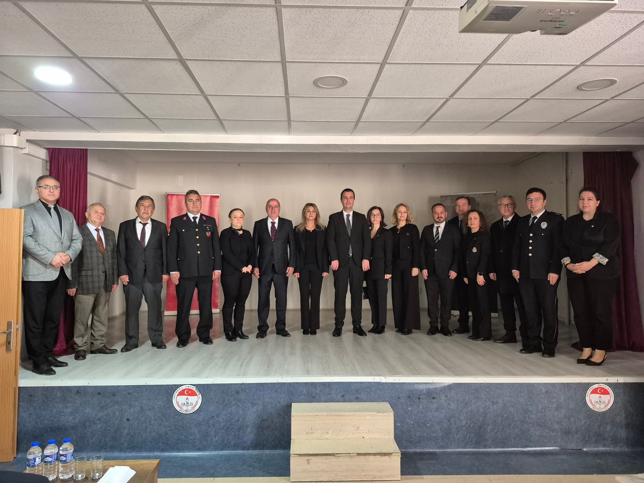 Beşikdüzü Merkez Ortaokulu’nda 10 Kasım Atatürk’ü Anma Programı düzenlendi.