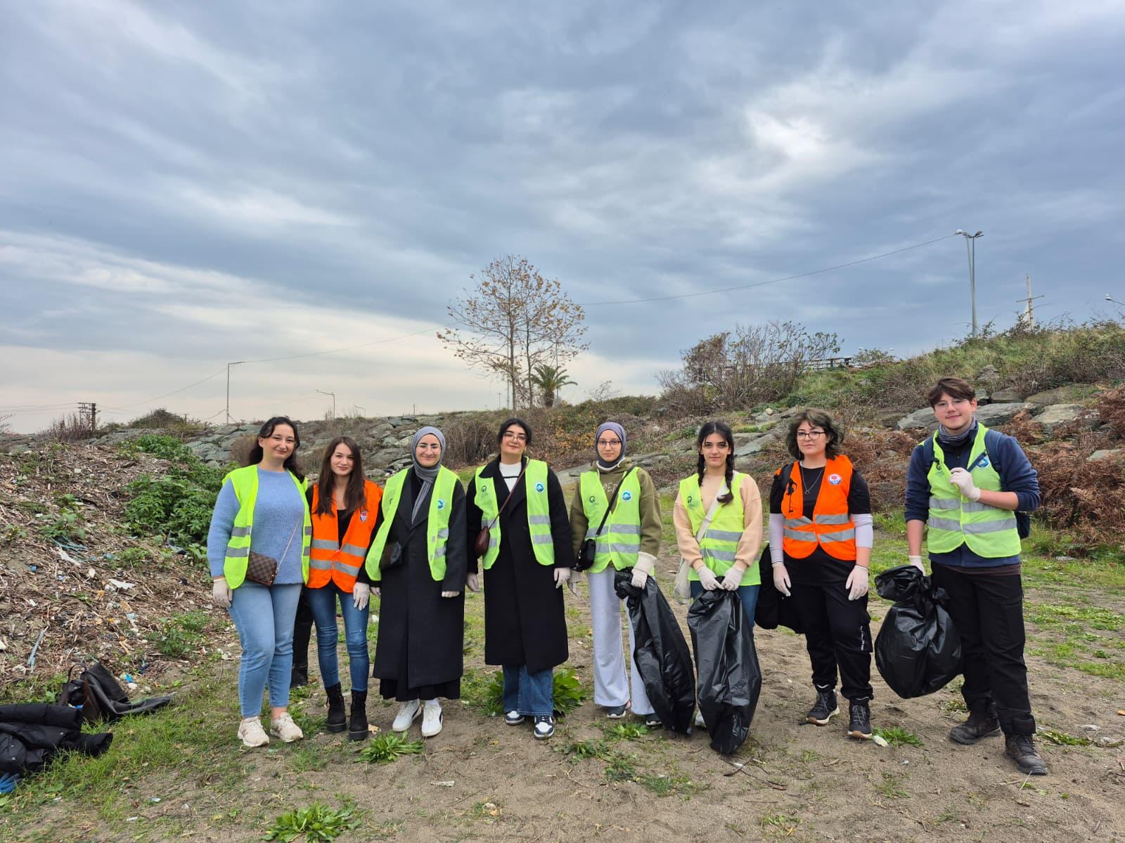 BÜYÜKŞEHİR EKİPLERİNDEN SAHİL TEMİZLİĞİ ÇALIŞMASI