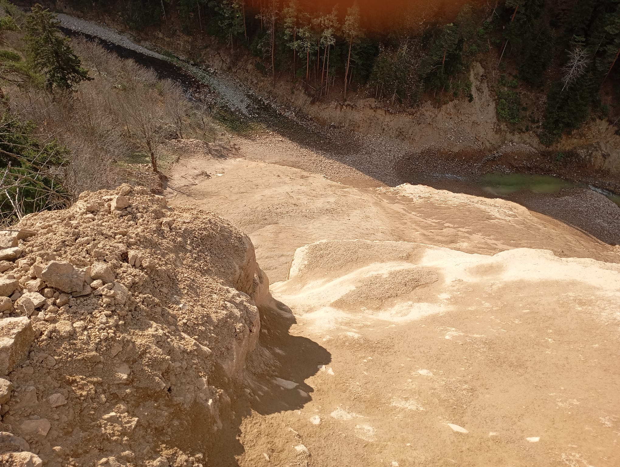 Solaklı Deresi’nde Çevre Felaketi: Yol Şirketinin Molozu Kırmızı Benekli Alabalıkları Öldürüyor