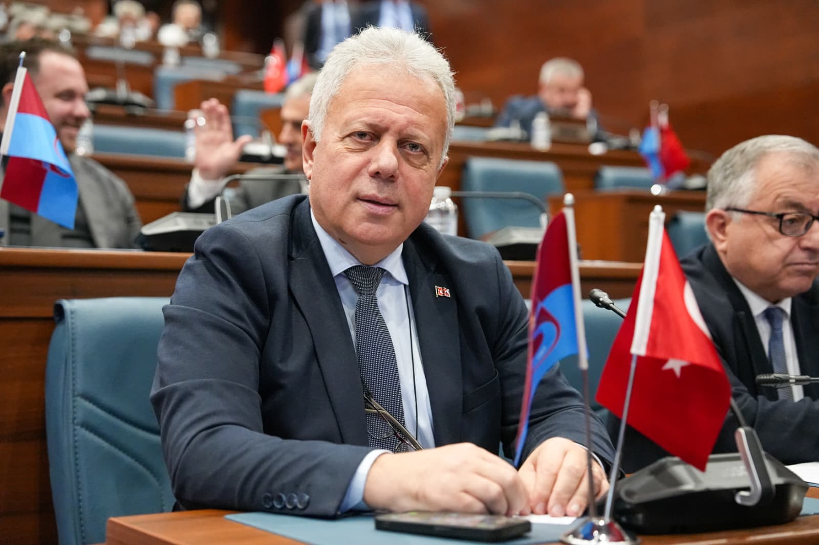 ZORLU, KREDİ, HİBE VE BAĞIŞLARLA İLGİLİ İLÇE BELEDİYELERİ ARASINDA YAPILAN AYRIMCILIĞA TEPKİ GÖSTERDİ